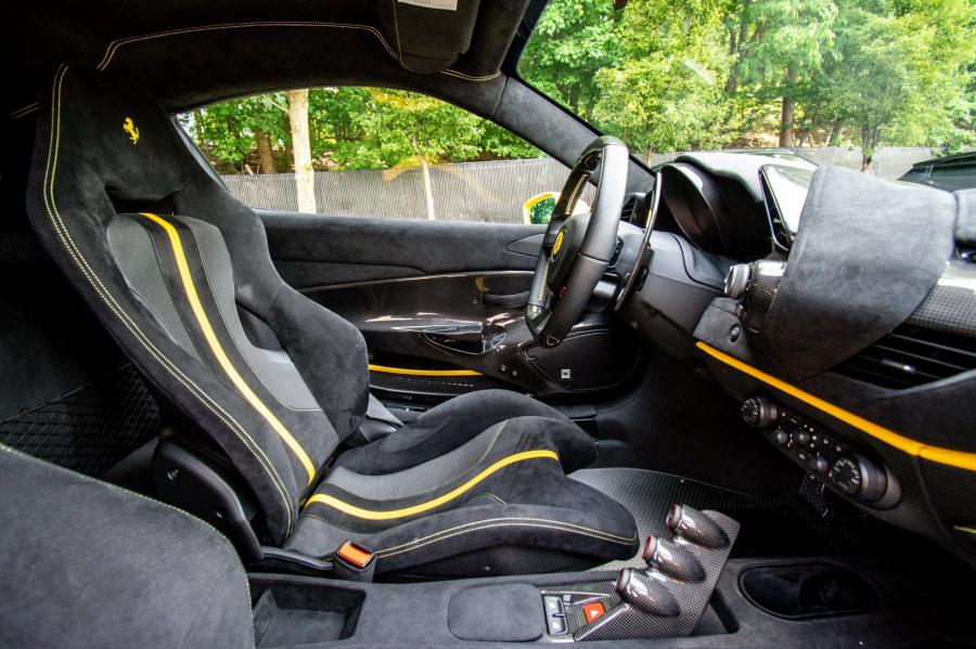 Интерьер Ferrari 488 Pista 2019 года  (фото 29 из 53)